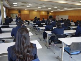 令和６年度留学生紹介・休業前集会が行われました。