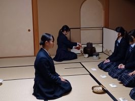 令和７年度第４６回山梨県高等学校芸術文化祭茶道部門研修会が行われました。