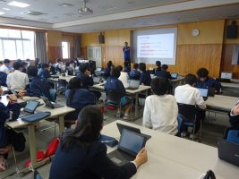 生成AIとの向き合い方を学ぶ授業が行われました。