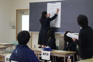 模擬裁判を体験してみよう！！令和７年度弁護士出前授業が行われました。
