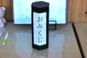 保健室前の「健康おみくじ」を紹介します。