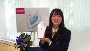 「宝石のまち甲府 甲府ジュエリー甲子園 」最優秀賞デザイン画実作品贈呈式が行われました。