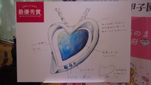 「宝石のまち甲府 甲府ジュエリー甲子園 」最優秀賞デザイン画実作品贈呈式が行われました。